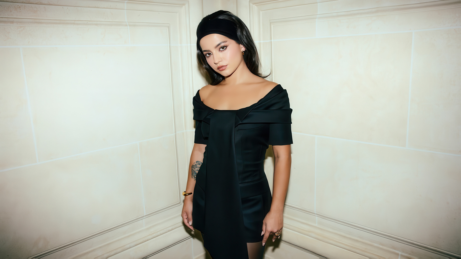 Молодая актриса Изабела Мерсед в черном платье у стены