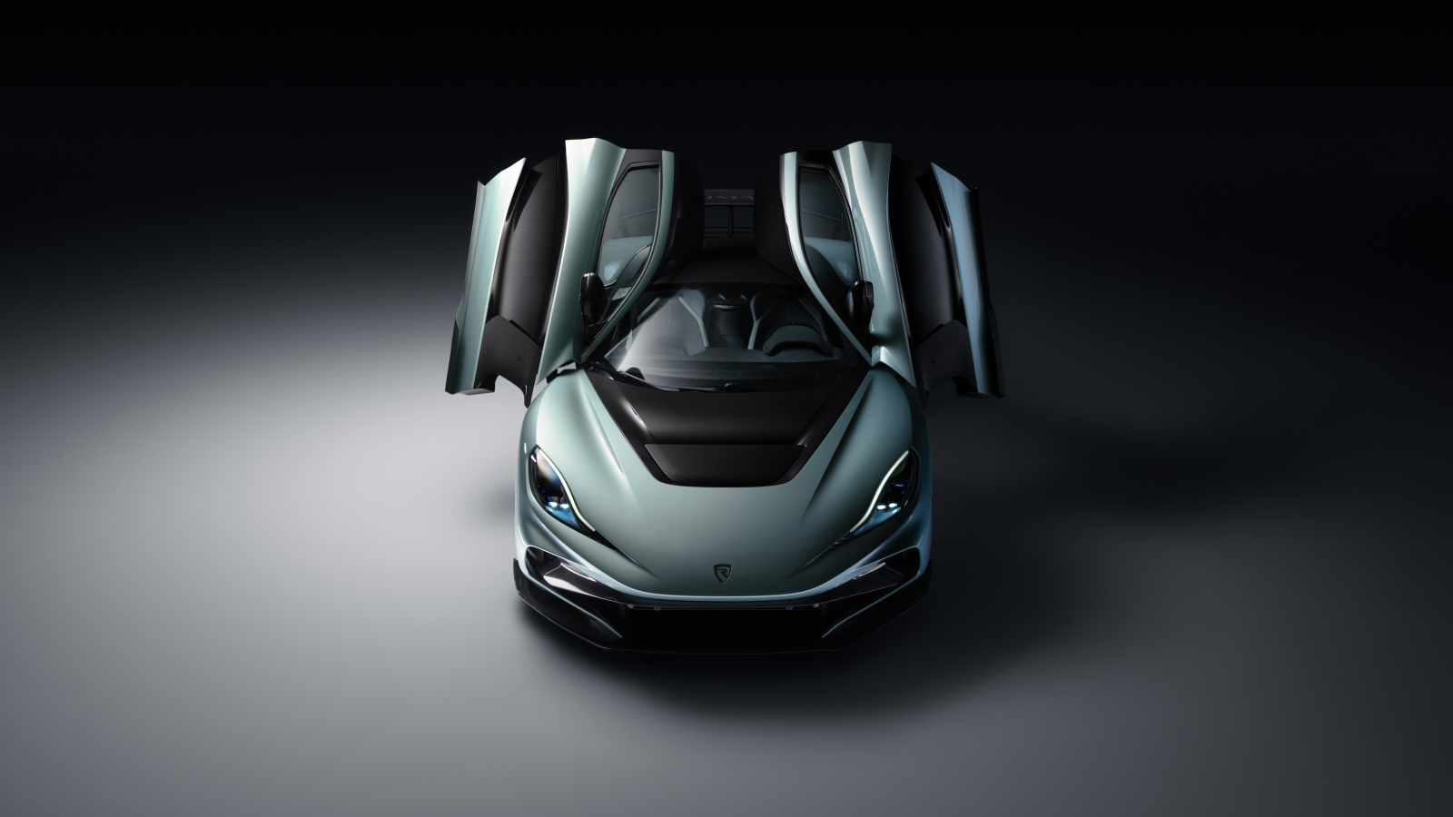 Автомобиль Rimac Nevera R 2024 года на сером фоне