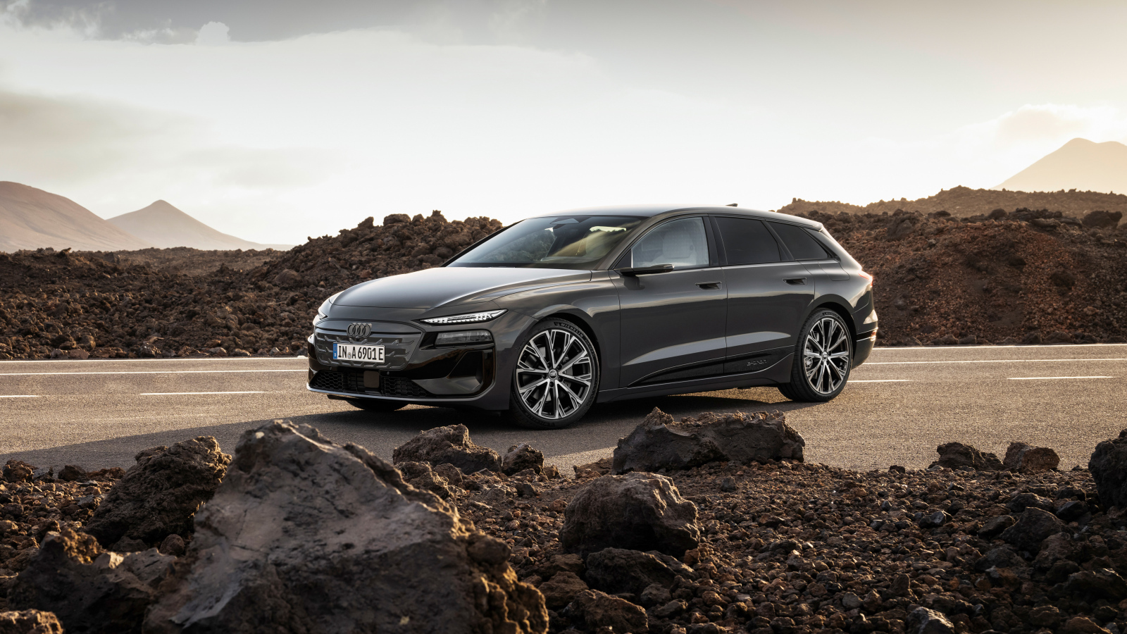 Автомобиль Audi A6 Avant e-tron S line 2024 года на дороге с камнями