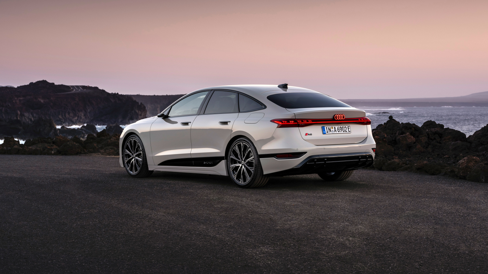 Автомобиль Audi A6 Sportback e-tron performance 2024 года вид сзади