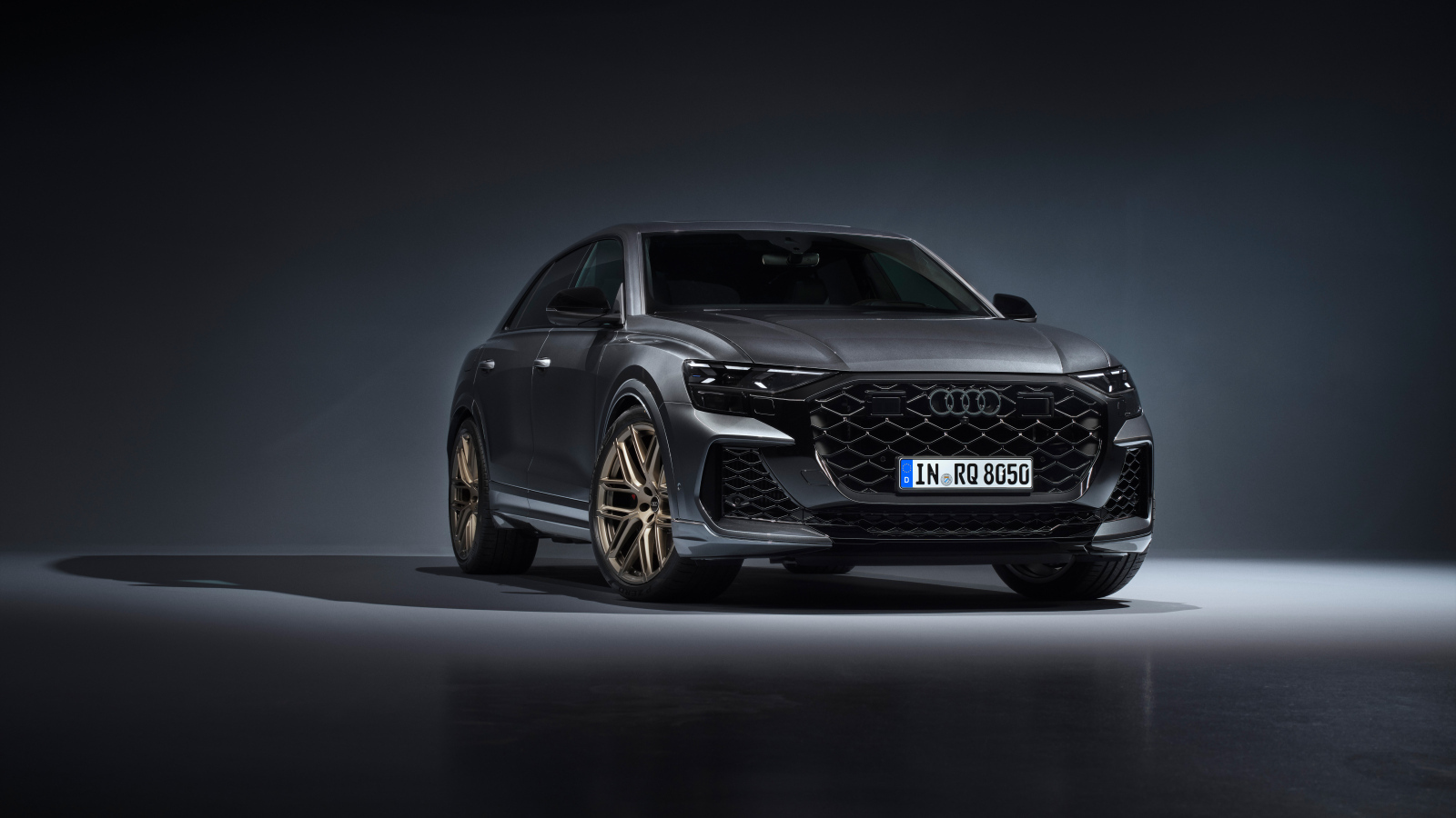 Автомобиль Audi RS Q8 2024 года на сером фоне