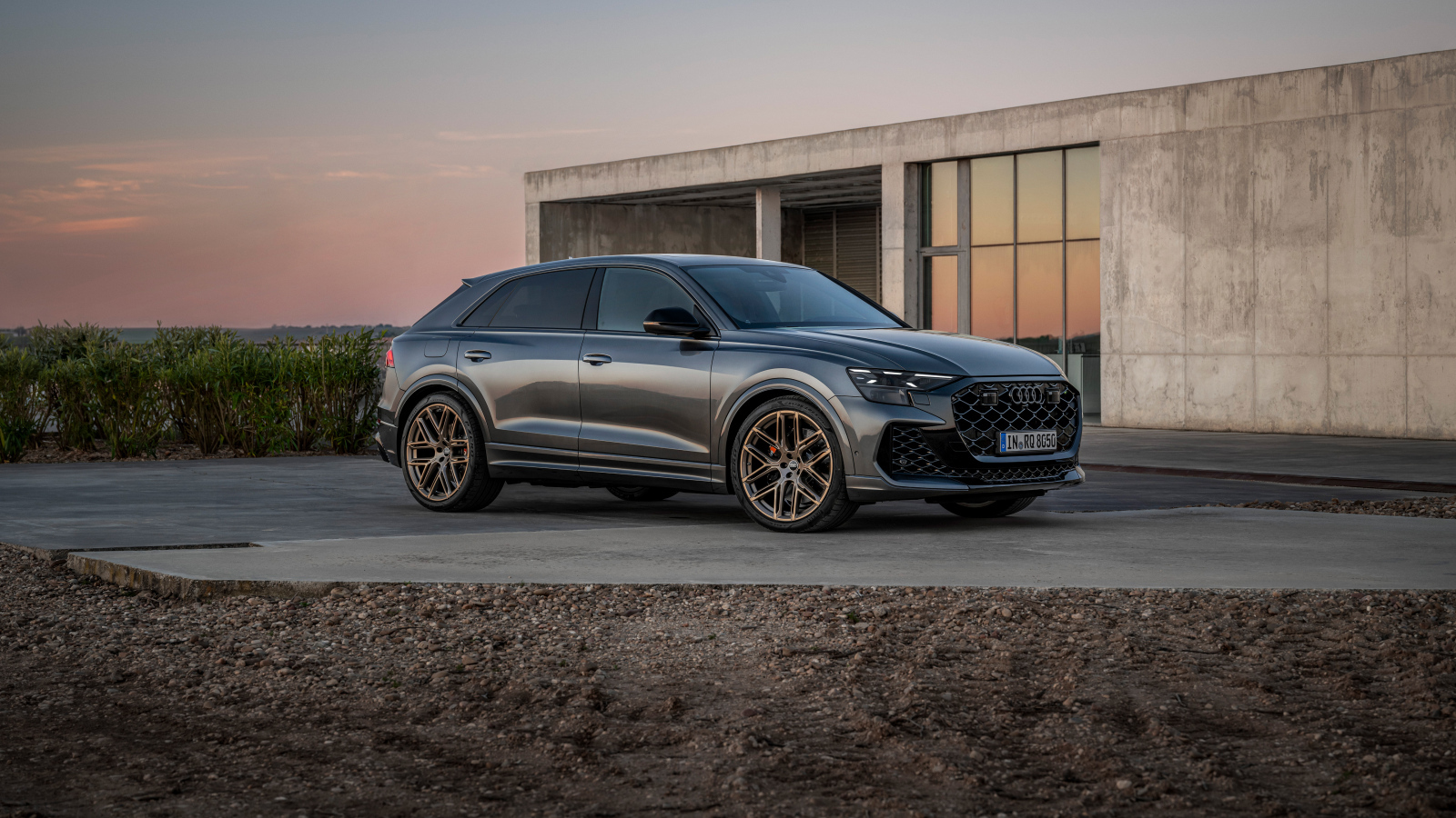 Автомобиль Audi RS Q8 2024 года у здания