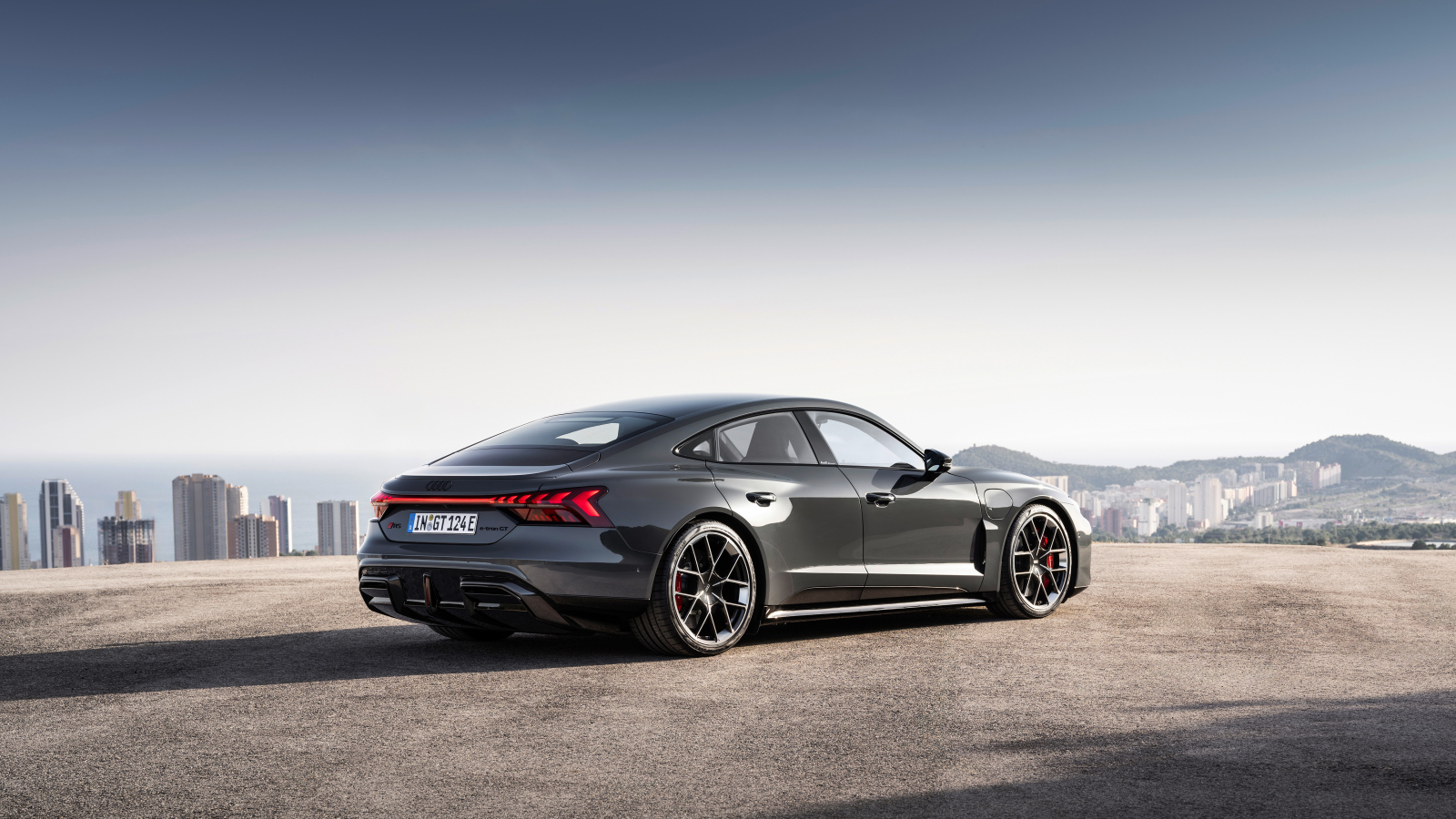 Автомобиль Audi RS e-tron GT 2024 года вид сзади