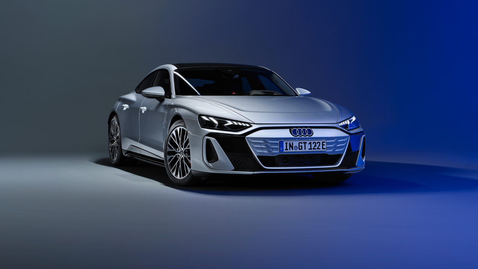 Автомобиль Audi S e-tron GT 2024 года на сером фоне