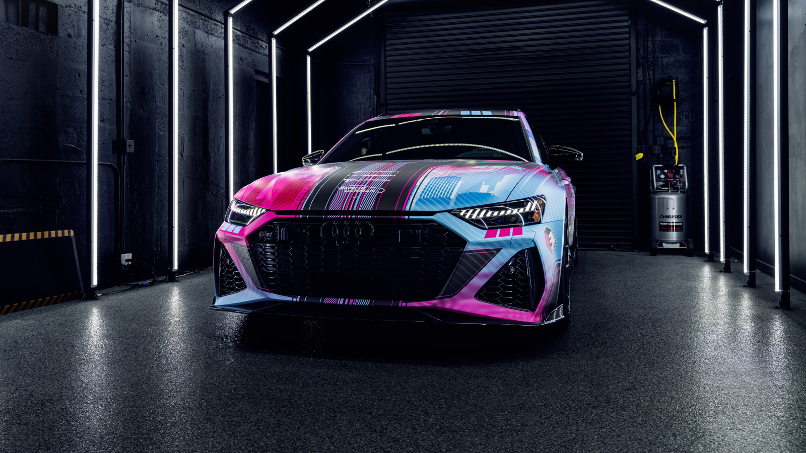 Автомобиль Audi RS6  на зарядке