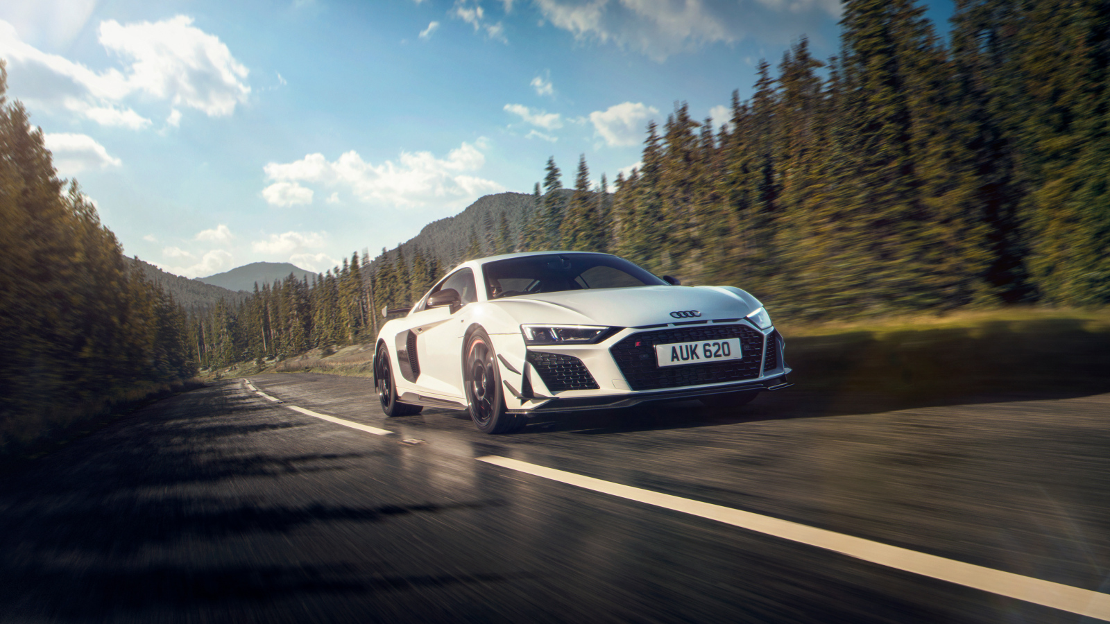 Белый автомобиль Audi R8 coupé V10 GT