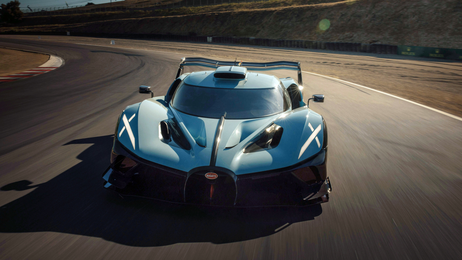 Голубой гоночный спорткар Bugatti Bolide 100-year Anniversary Edition