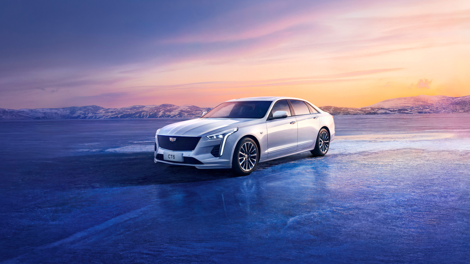 Автомобиль Cadillac CT6 Platinum на фоне красивого неба