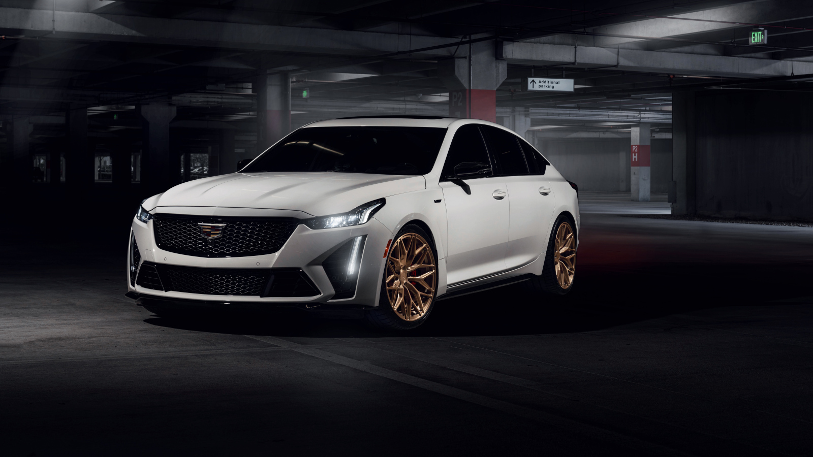 Белый автомобиль Cadillac CT5-V Blackwing