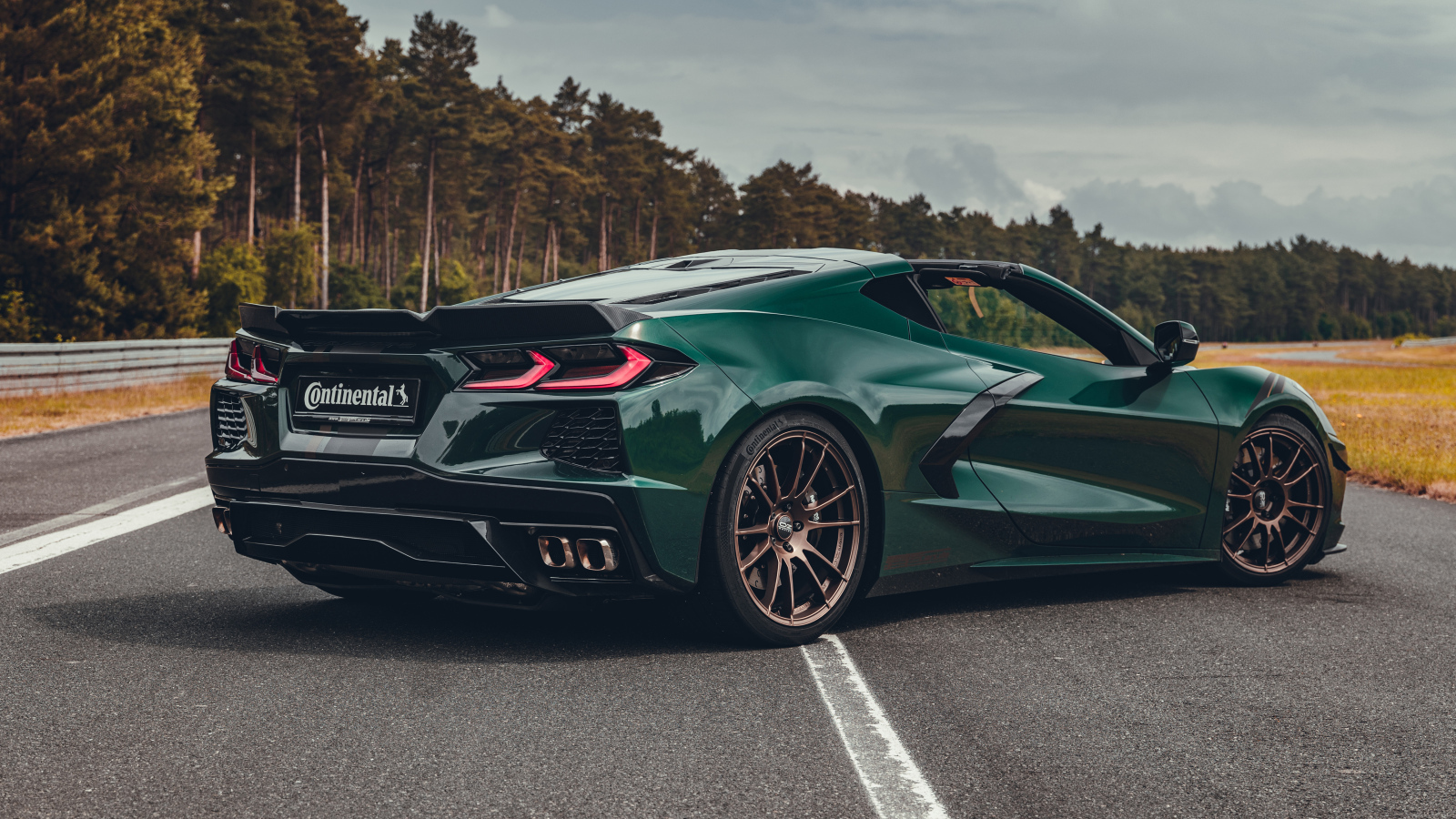 Вид сзади на автомобиль Chevrolet Corvette 45th Limited Edition 2024 года