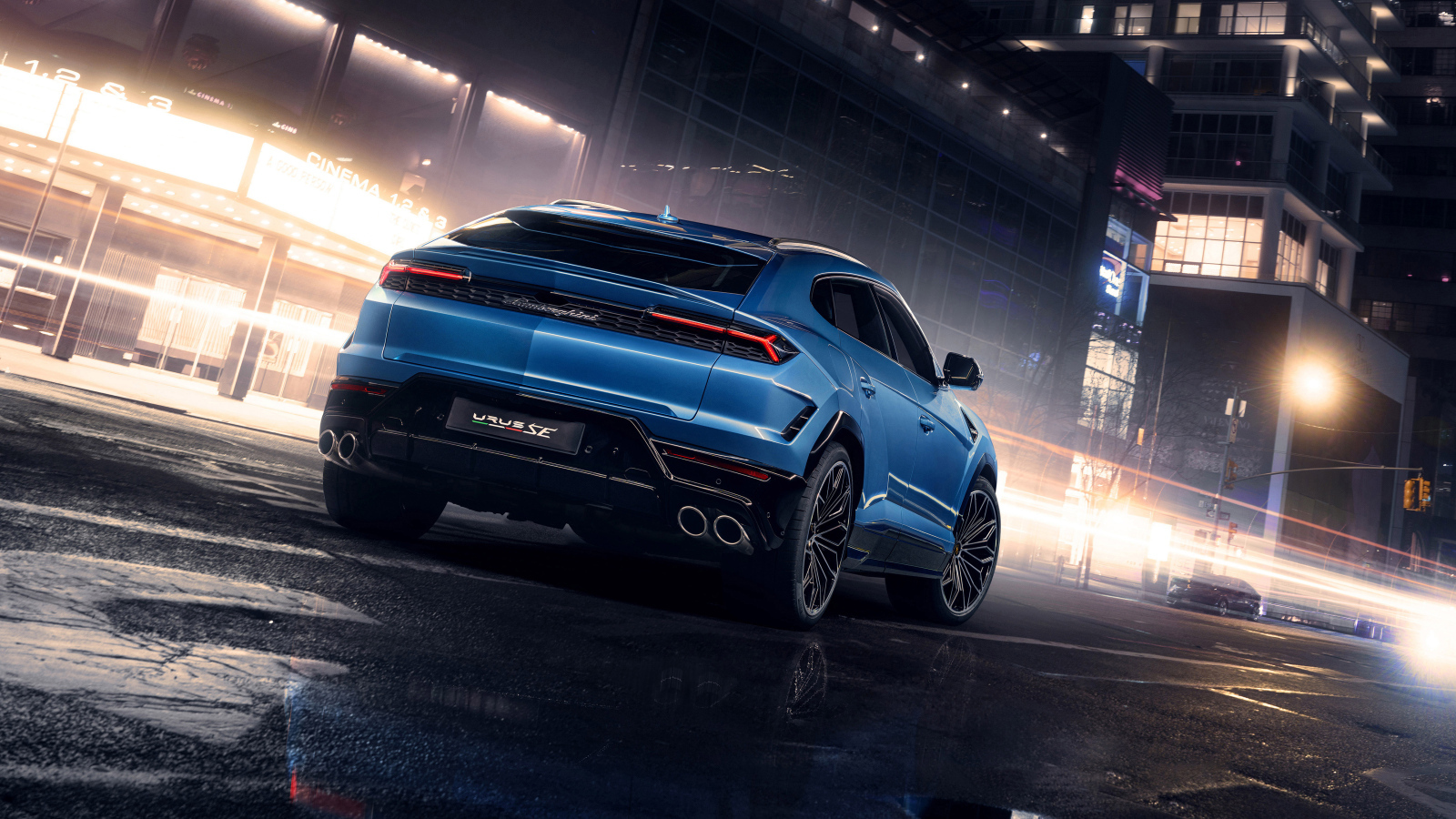 Вид сзади на синий внедорожник Lamborghini Urus SE