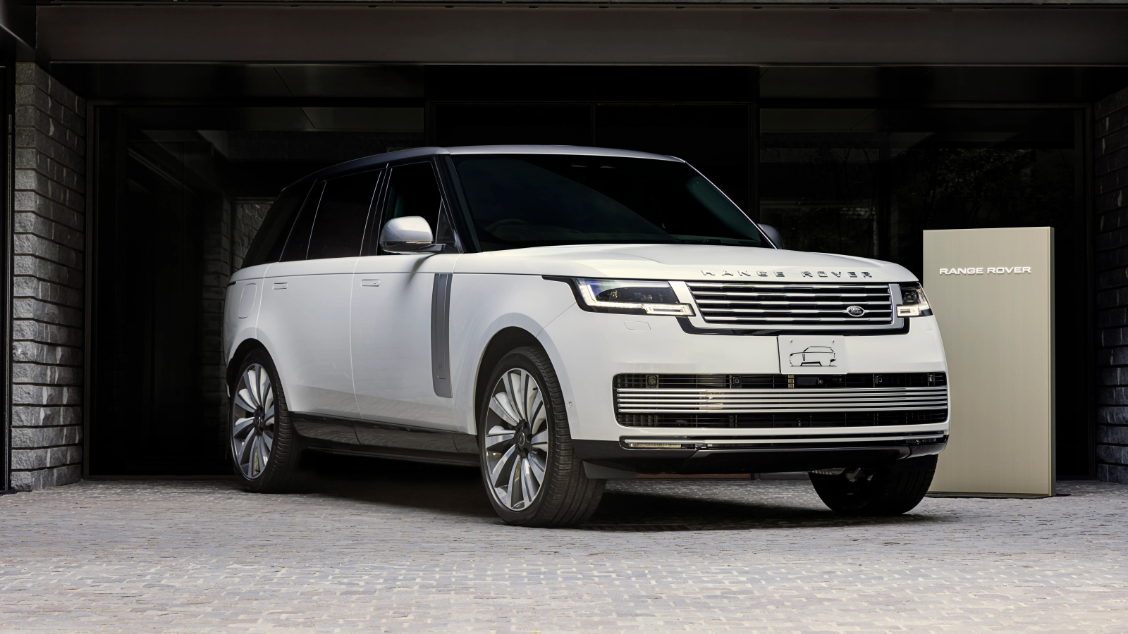 Белый большой Range Rover SV Bespoke 1858 Edition