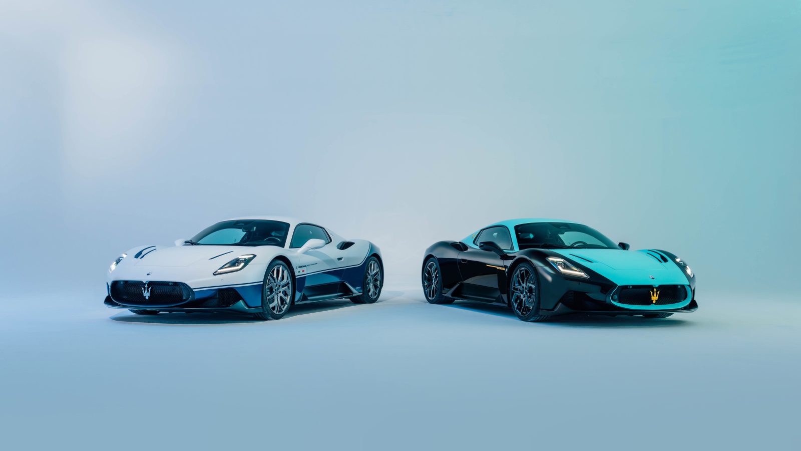 Два автомобиля Maserati MC20 Leggenda & Icona 2024 года