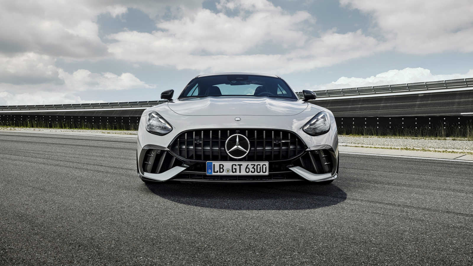 Вид спереди на автомобиль Mercedes-AMG GT 63 PRO 4MATIC+ 2024 года