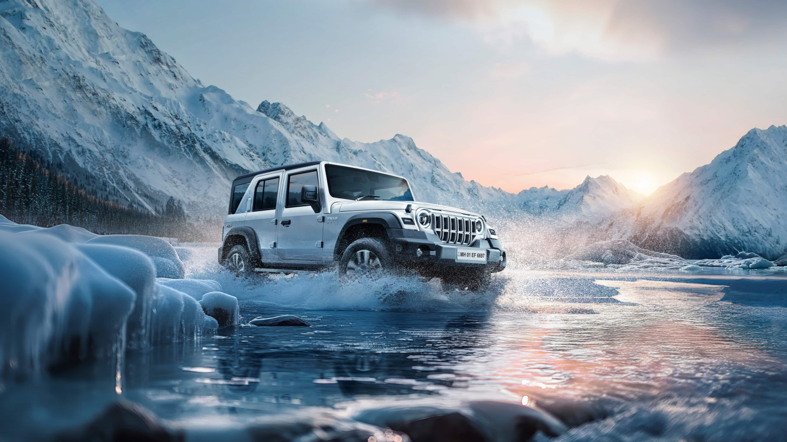 Внедорожник Mahindra Thar Roxx 2024 года едет по ледяной реке