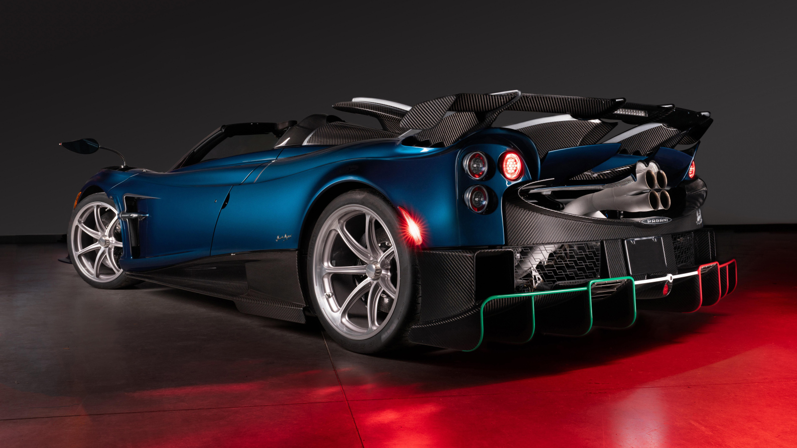 Вид сзади на спортивный автомобиль Pagani Imola Roadster