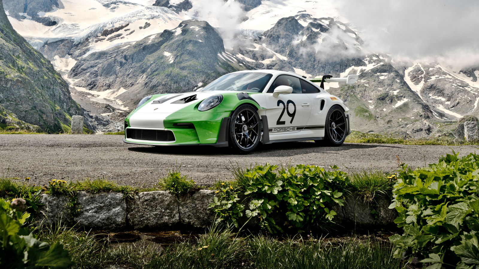 Гоночный автомобиль Porsche 911 GT3 RS на фоне гор