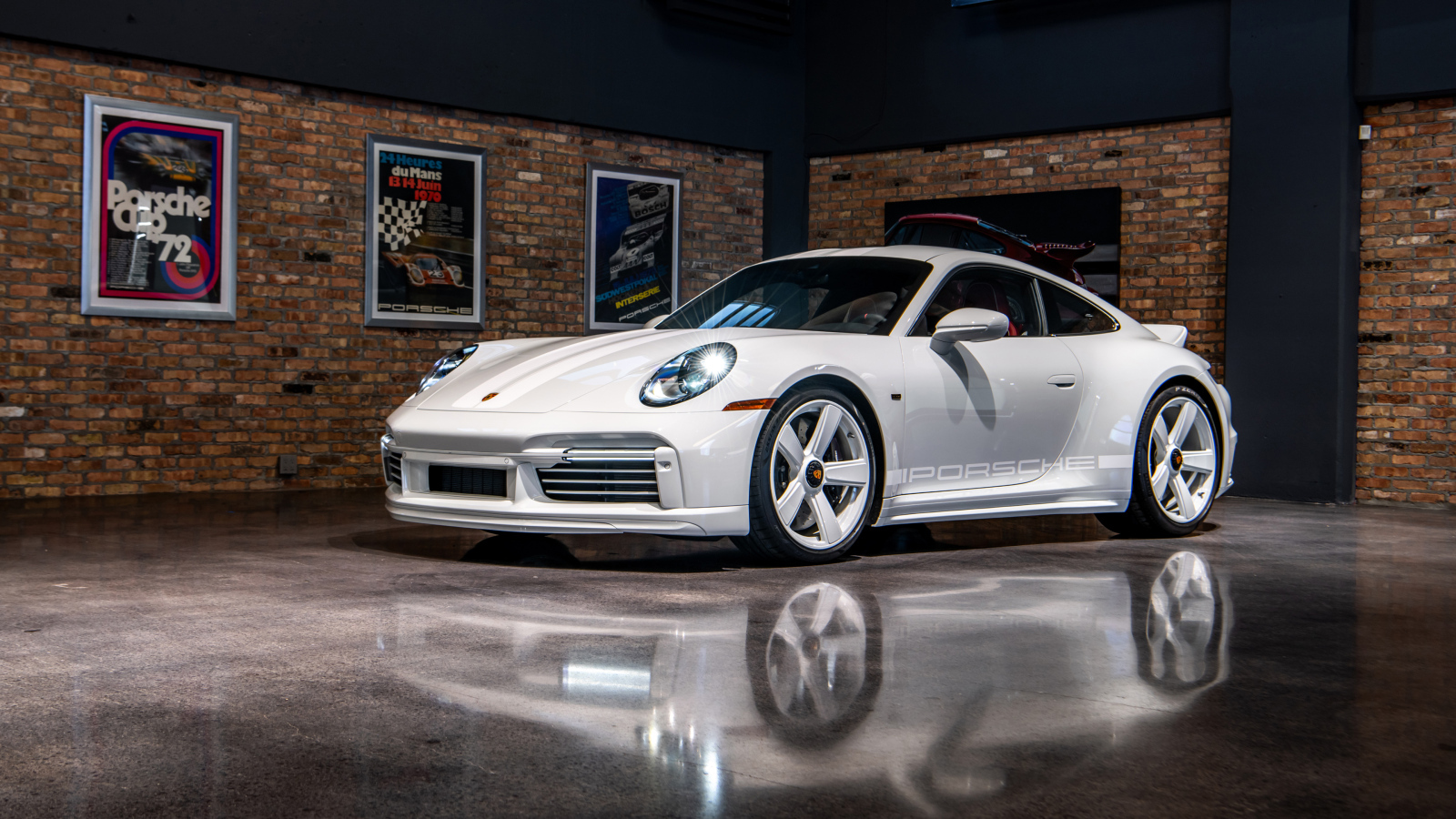 Автомобиль Porsche 911 Sport Classic  на презентации