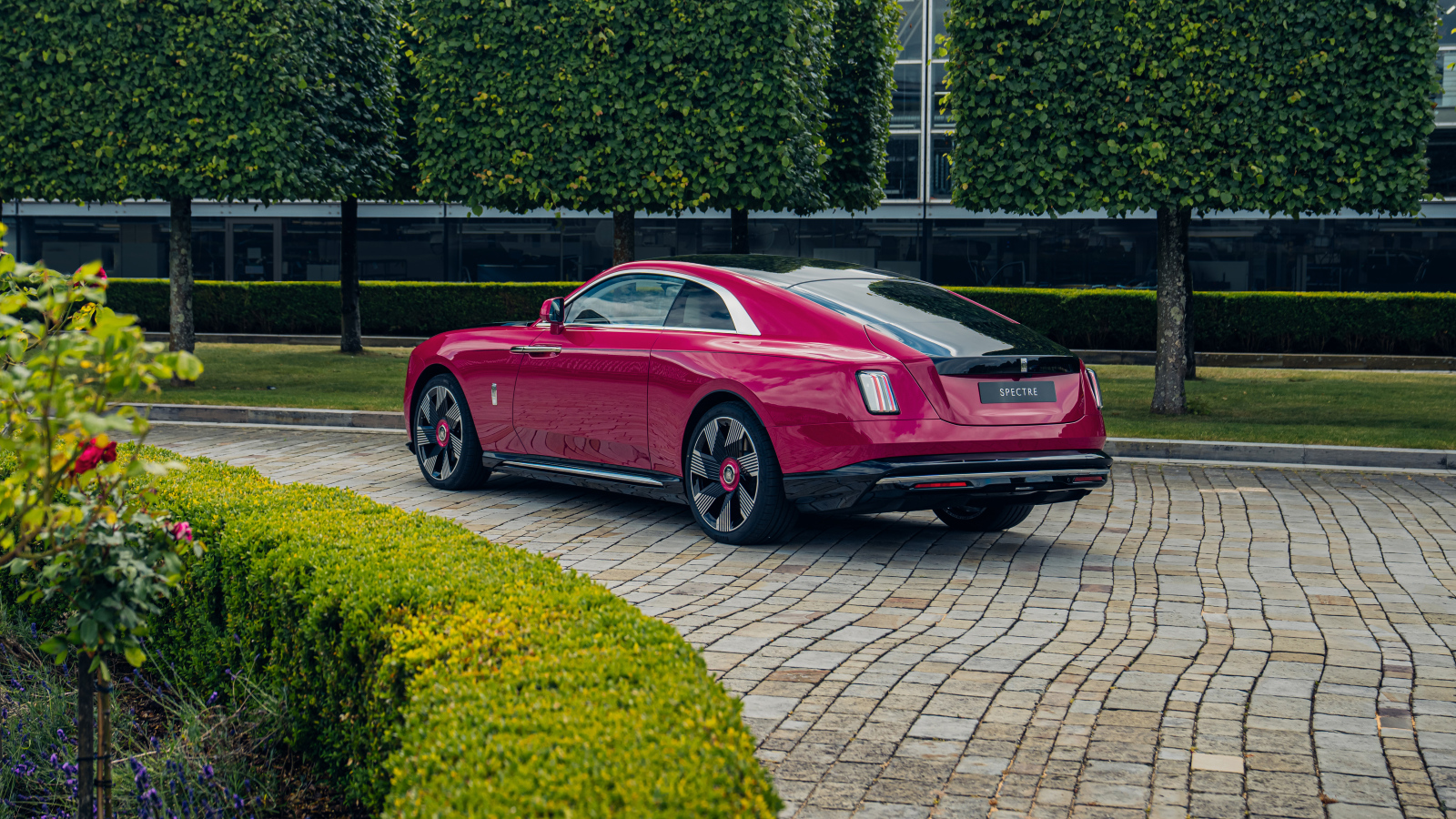 Розовый автомобиль Rolls-Royce Spectre