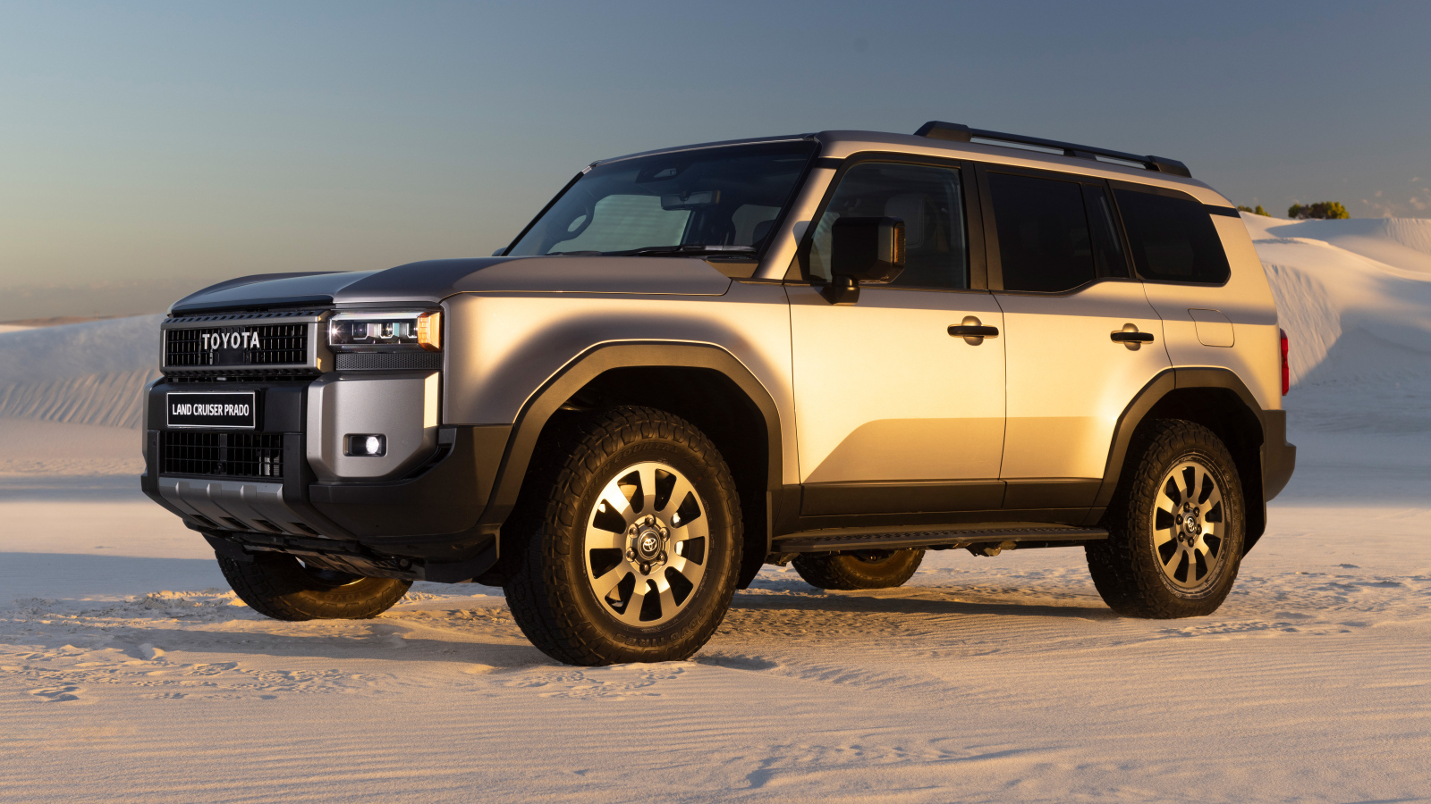 Внедорожник Toyota Land Cruiser Prado VX-R 2024 года на снегу