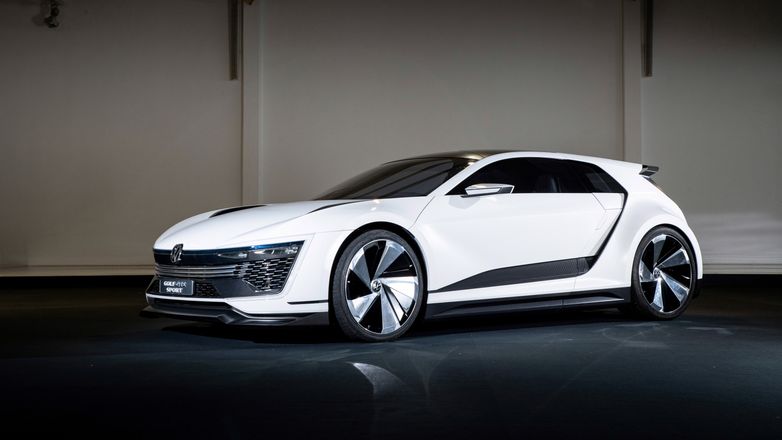 Белый Volkswagen Golf GTE