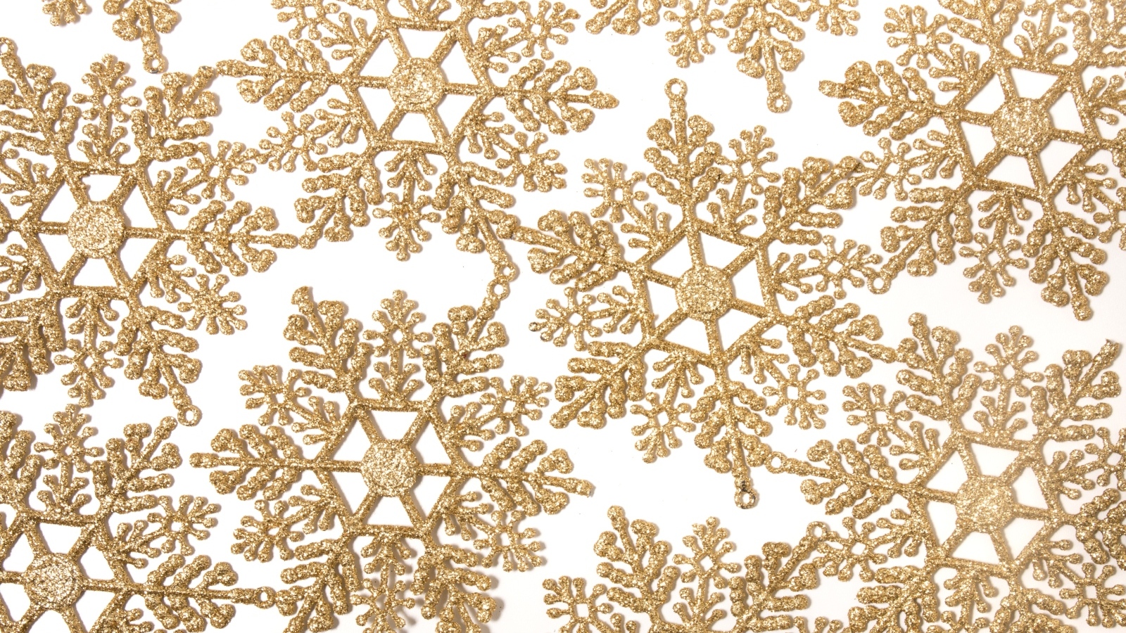 Золотые снежинки на белом фоне