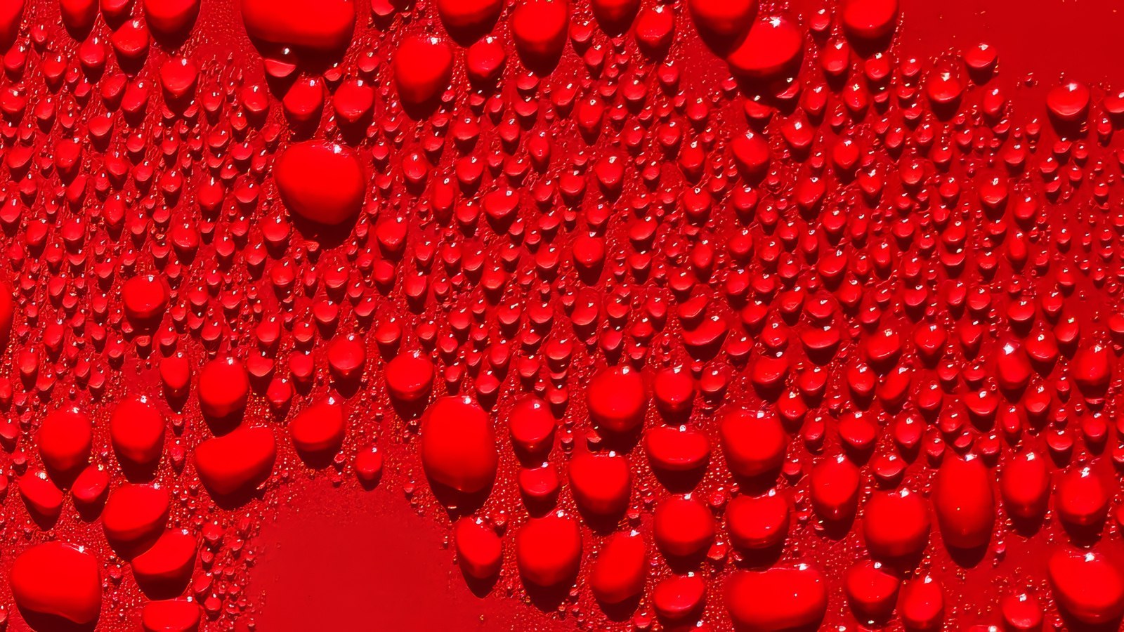 Капли воды на ярком красном фоне