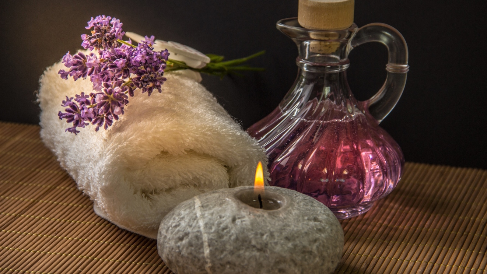 Ароматное масло со свечой, полотенцем и веточкой лаванды