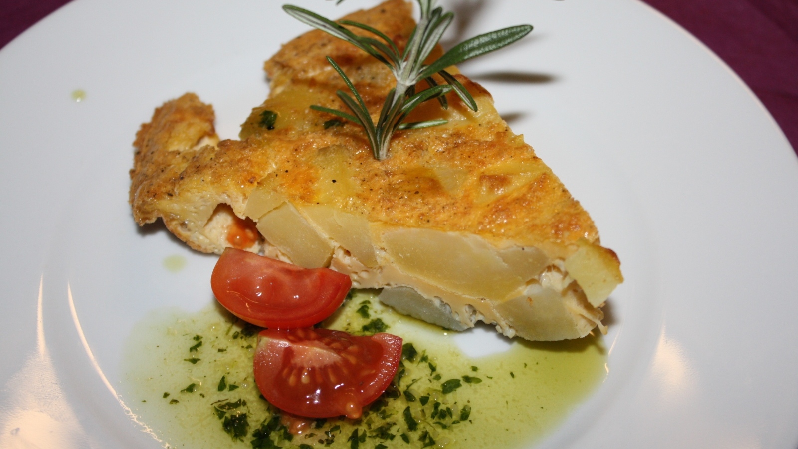 Запеканка на тарелке с помидорами