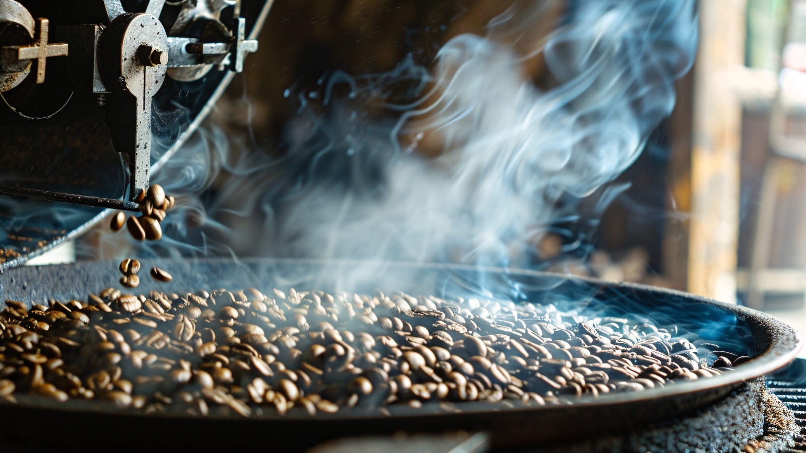 Ароматные кофейные зерна жарят на сковороде 