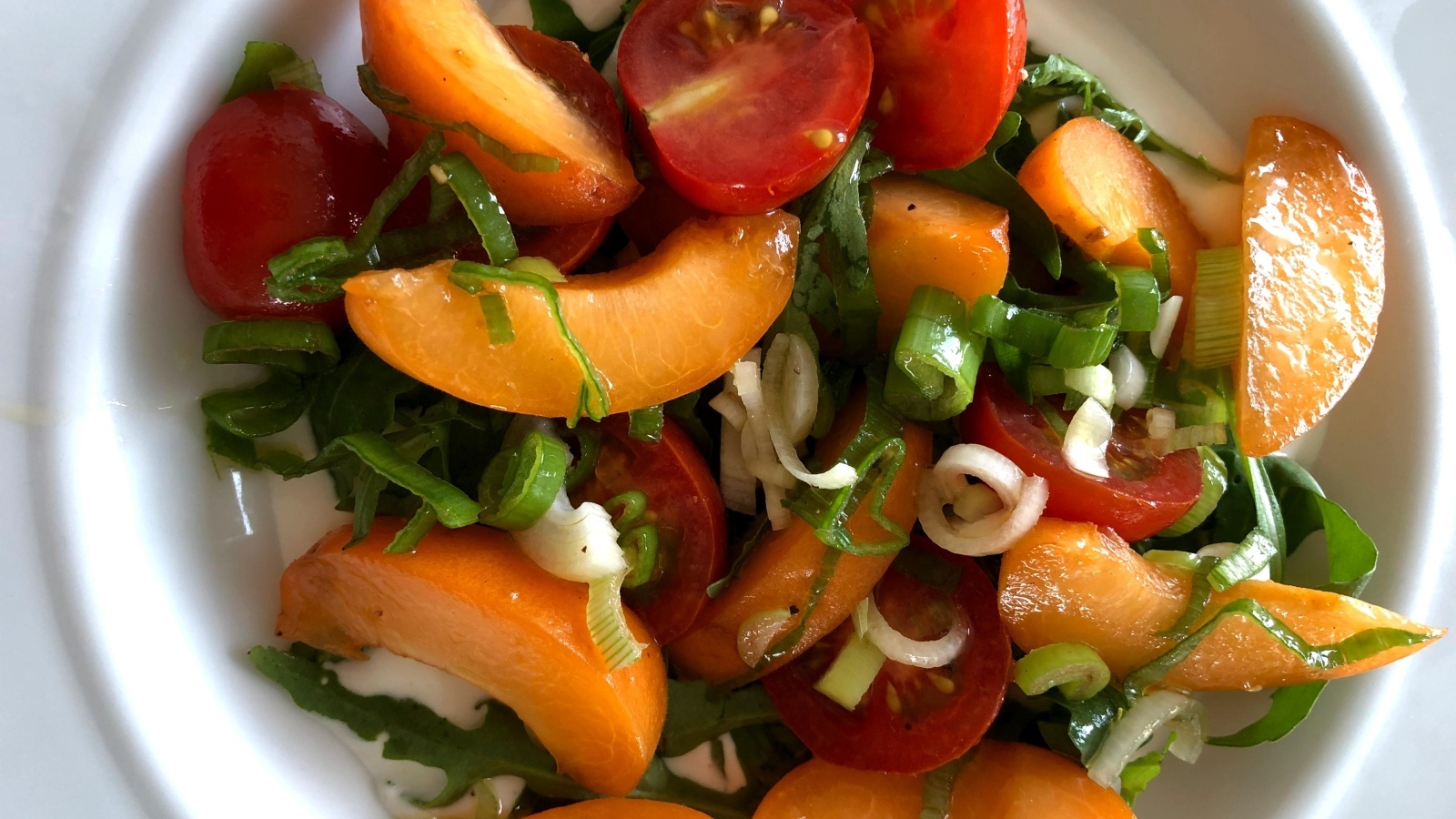 Салат из красных помидор с зеленым луком