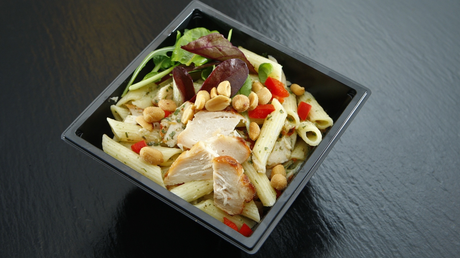 Салат с макаронами, зеленью и курицей