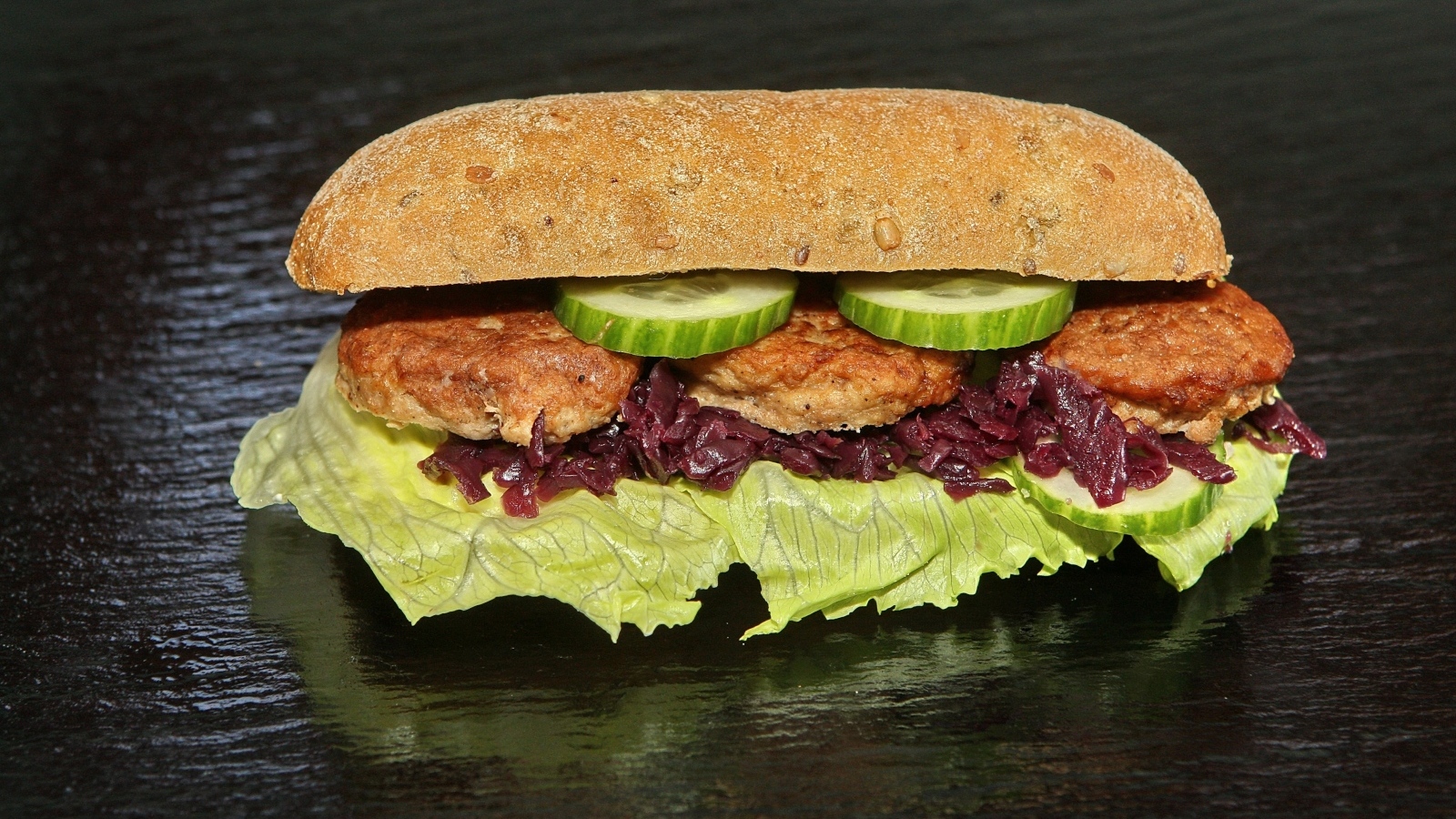 Бутерброд с котлетами и огурцами