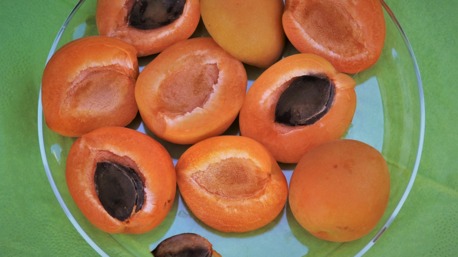 Абрикосы половинками на тарелке