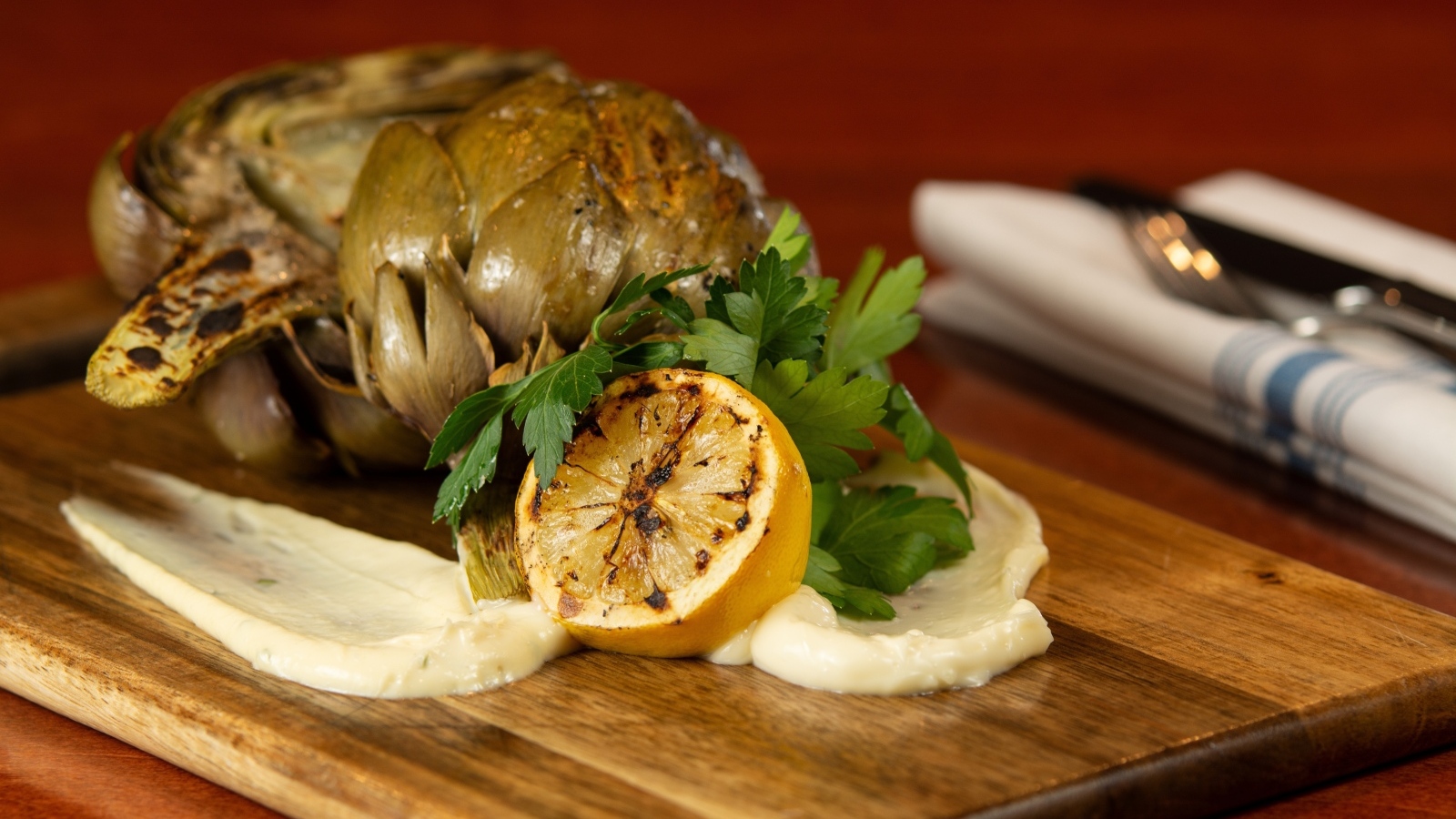 Артишок с лимоном на доске