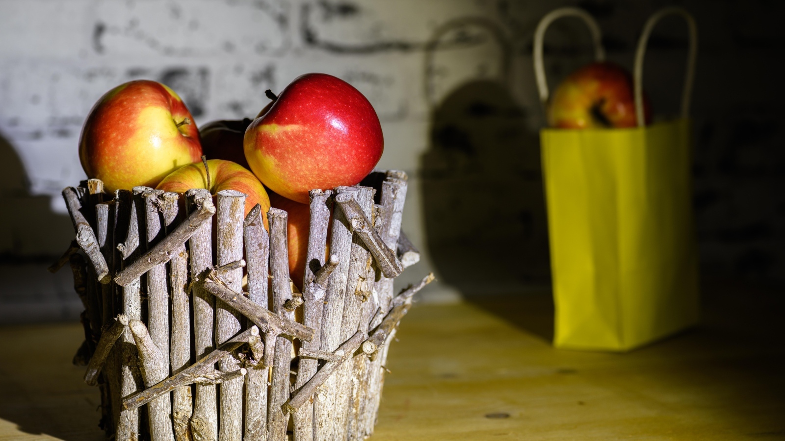 Корзина из веток с красными яблоками