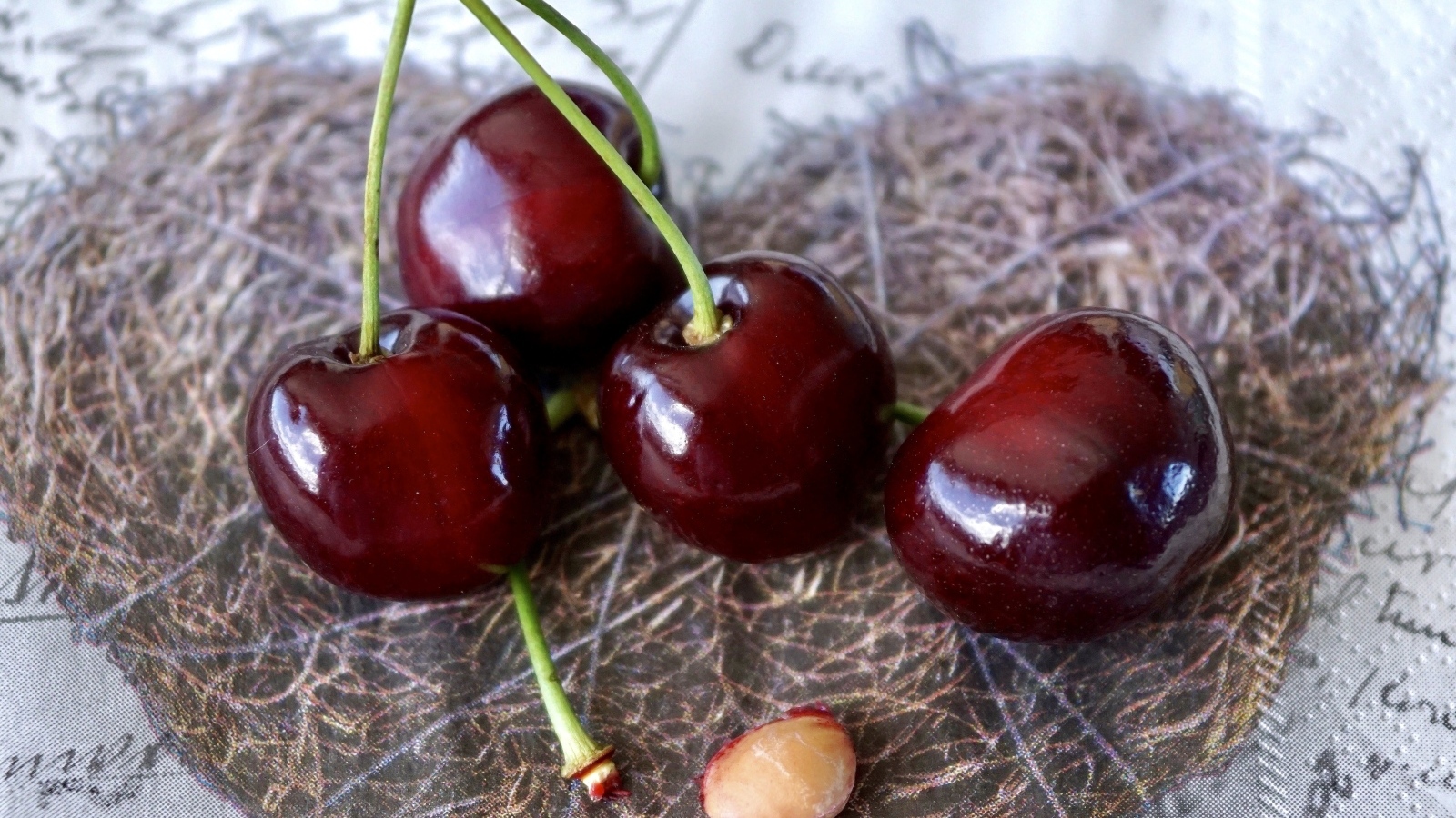 Красивые спелые красные черешни на столе