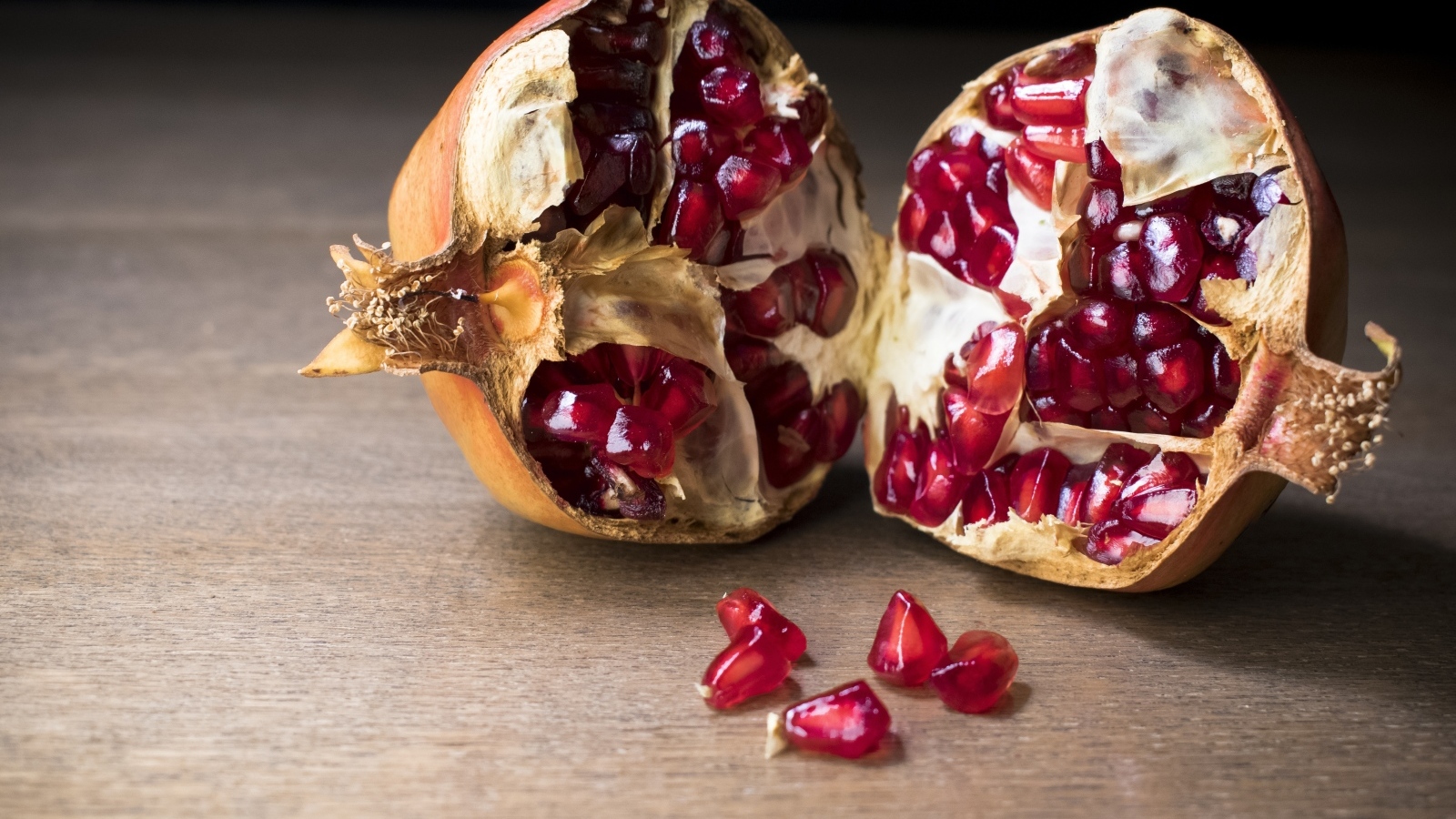 Половины плода граната на столе