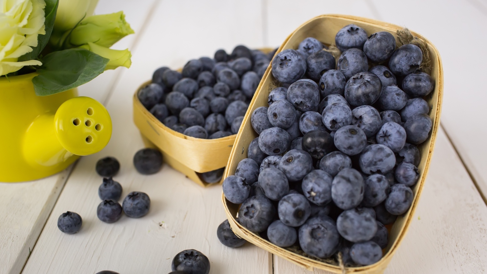 Ягоды крупной черники в корзинах на столе