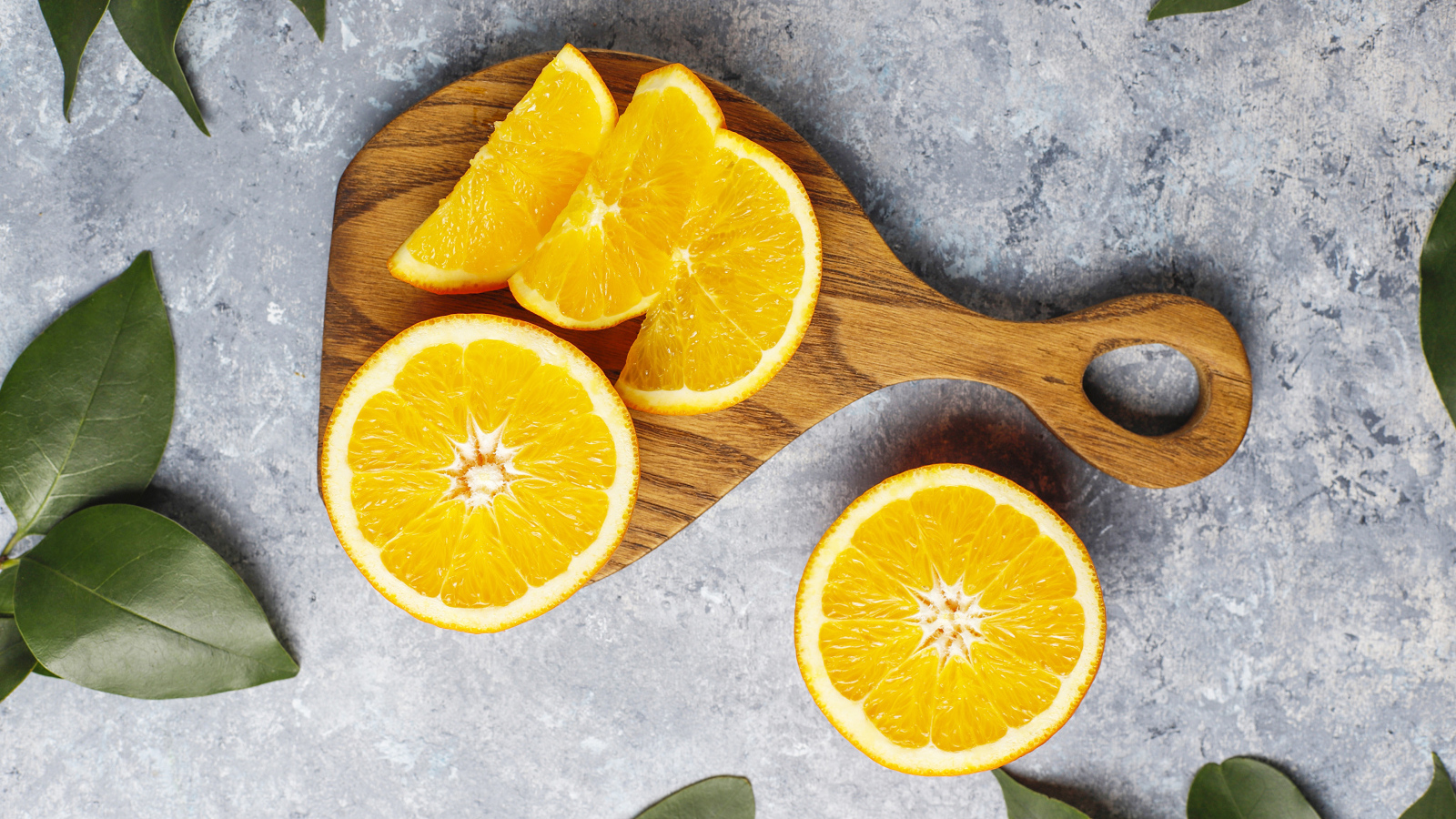 Апельсин на разделочной доске кусочками