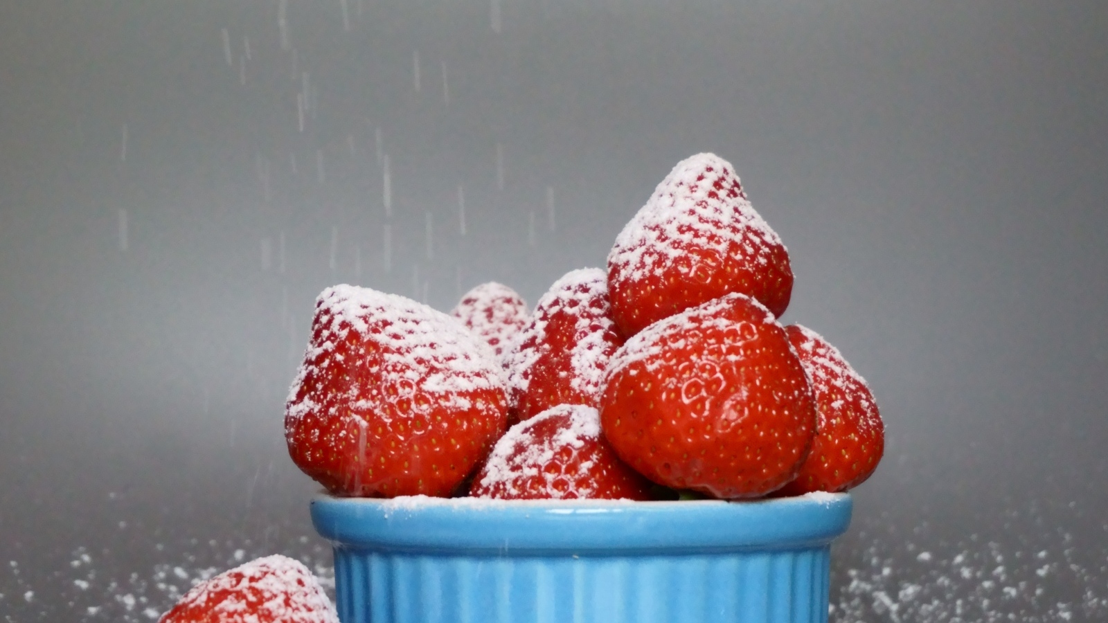 Спелая красная клубника в сахарной пудре