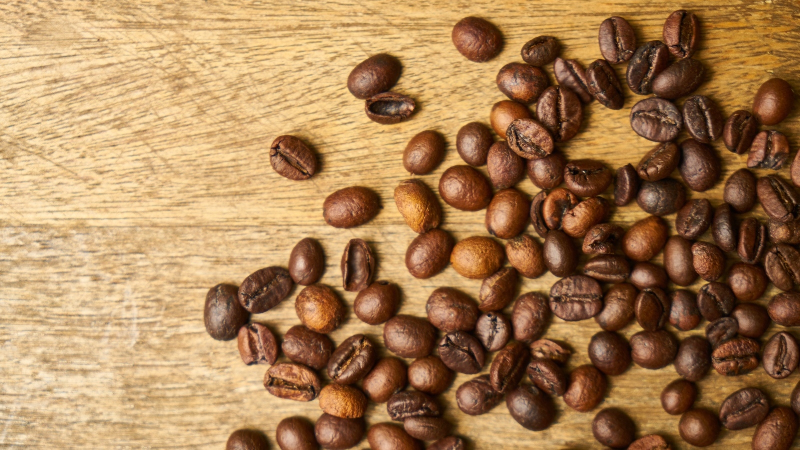Жареные кофейные зерна на деревянном столе