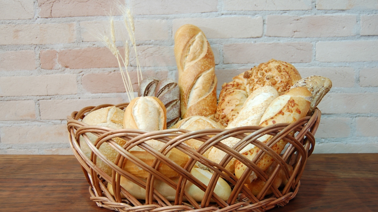 Корзина со свежей выпечкой у стены