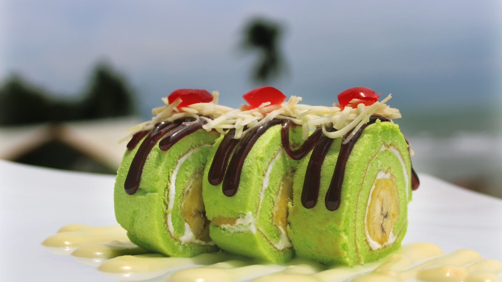 Рулет с бананом и сгущенкой