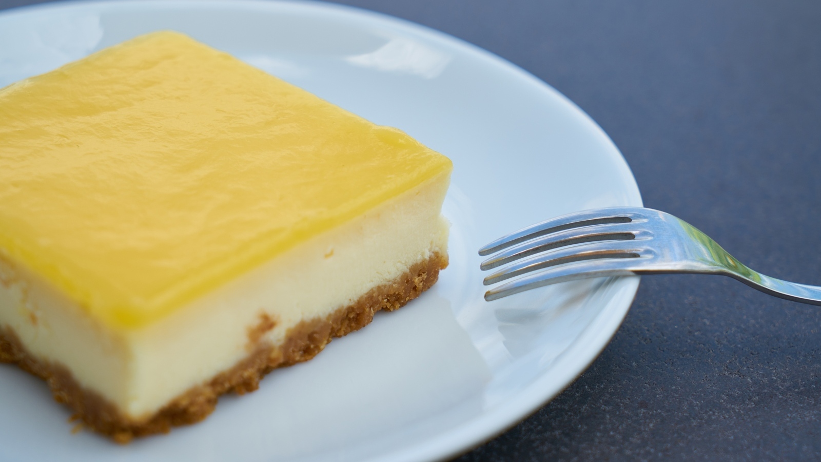 Лимонный чизкейк на тарелке