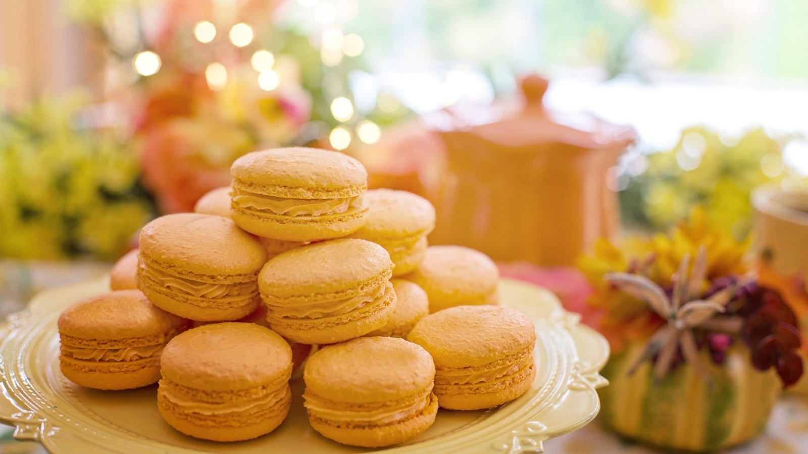Печенье макарун на большой красивой тарелке