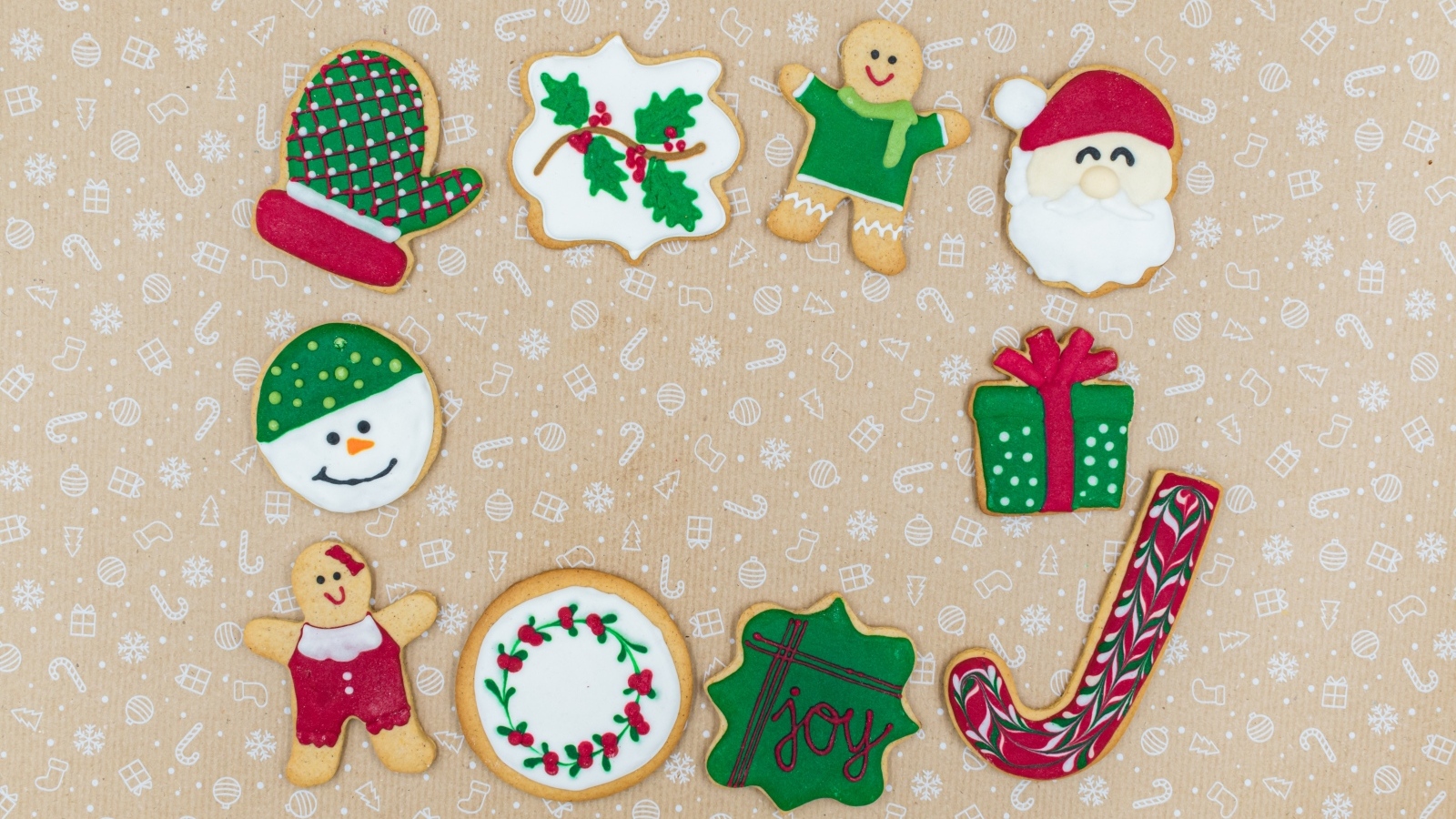 Новогоднее печенье на коричневом фоне