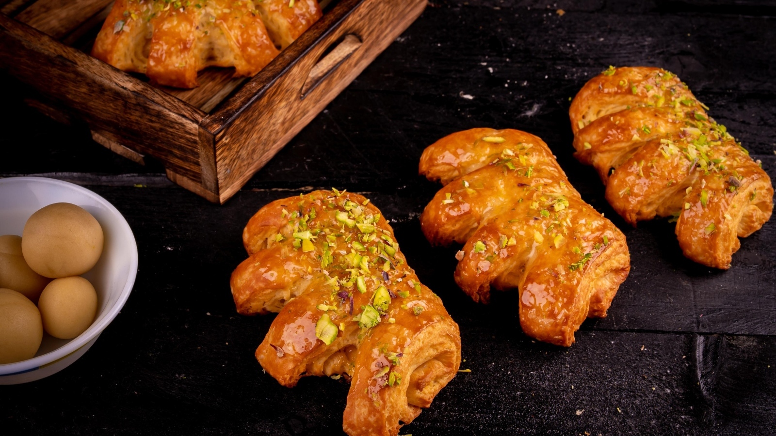 Сладкие ароматные булочки с фисташками