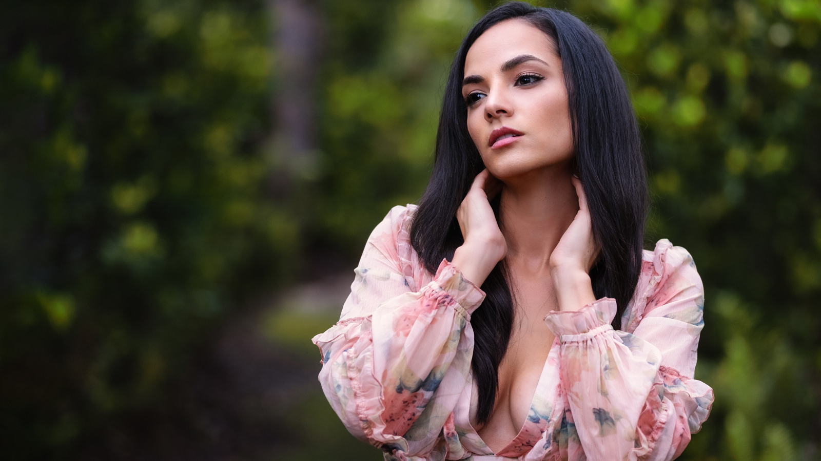 Жгучая брюнетка с карими глазами с руками у шеи