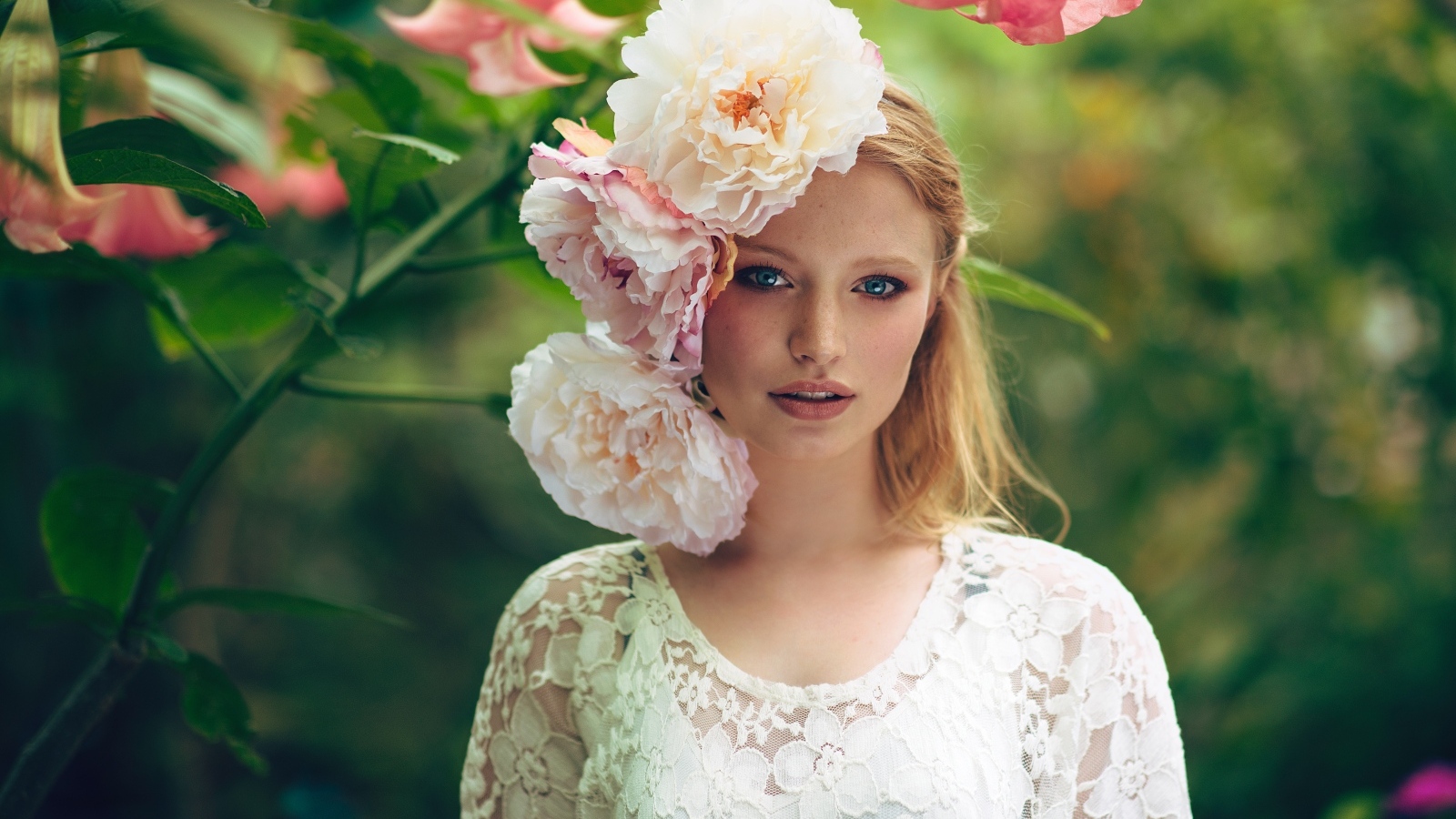 Девушка в белом платье с цветами пиона на голове